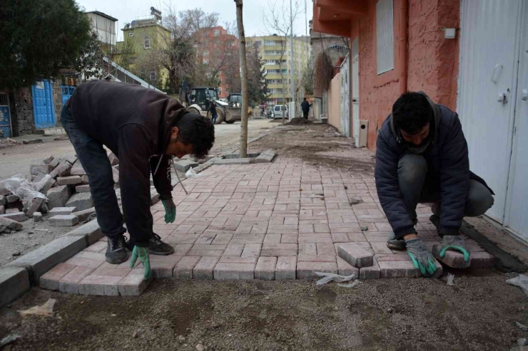 Siverek’te Kaldırım Yenileme Çalışmaları Devam Ediyor