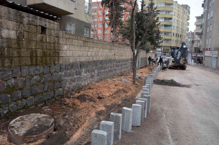 Siverek’te Kaldırım Yenileme Çalışmaları Devam Ediyor