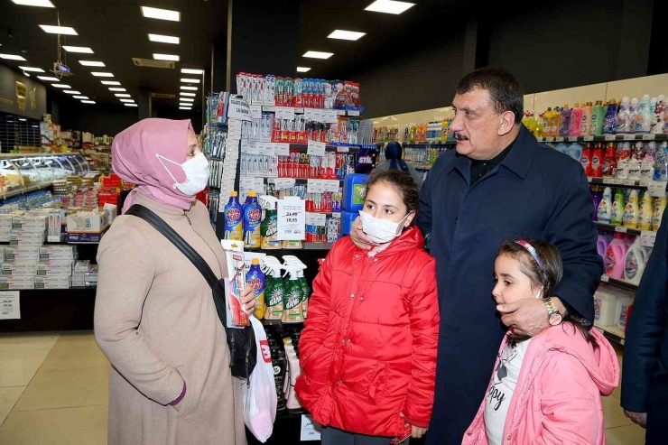 Belediye Başkanı Gürkan, Esenlik Süpermarketleri Ziyaret Etti