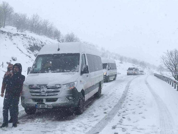 Araçlar Karlı Yolda Mahsur Kaldı