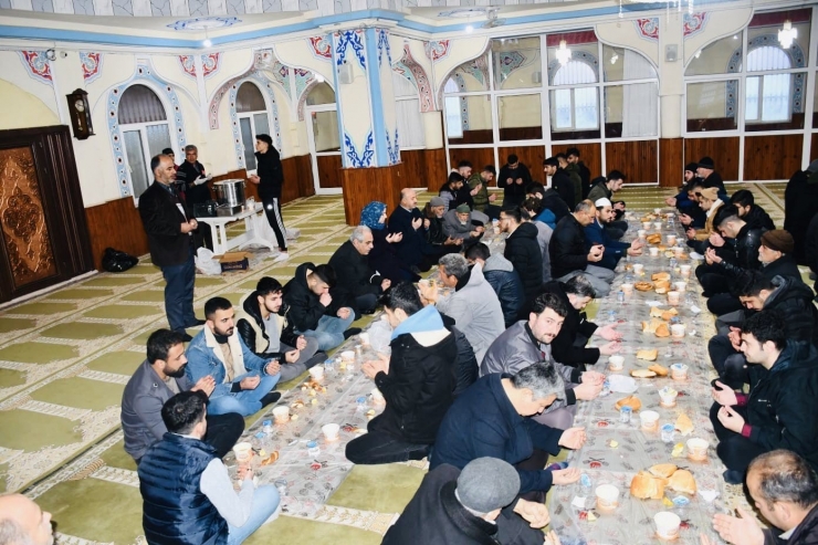 Besni Kaymakamı Nazlı Demir Sabah Namazı Buluşmasına Katıldı