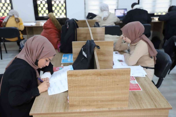 Karaköprü Okuma Evlerinde Hizmet Saatleri Uzadı