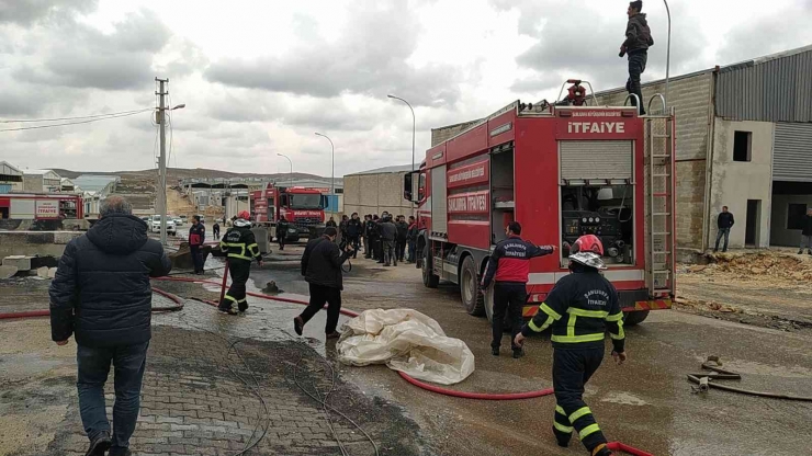 Alev Alev Yanan Atölye Yangını Kontrol Altına Alındı