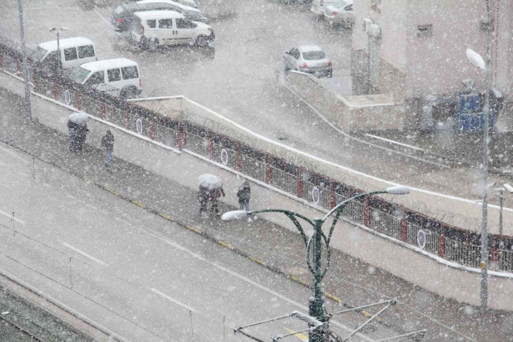 Gaziantep’te Beklenen Kar Yağışı Başladı