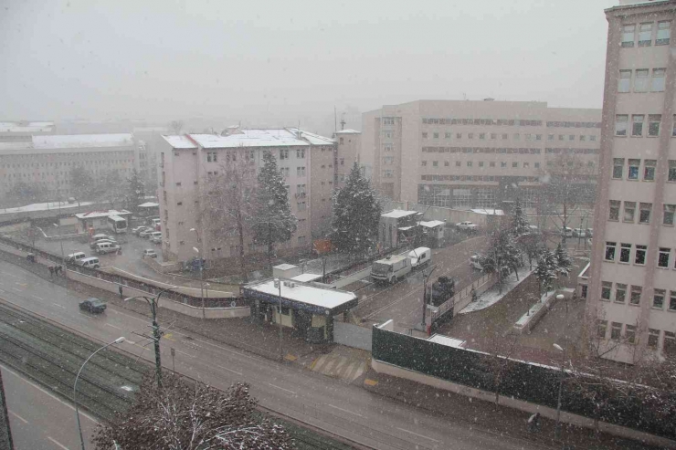 Gaziantep’te Beklenen Kar Yağışı Başladı