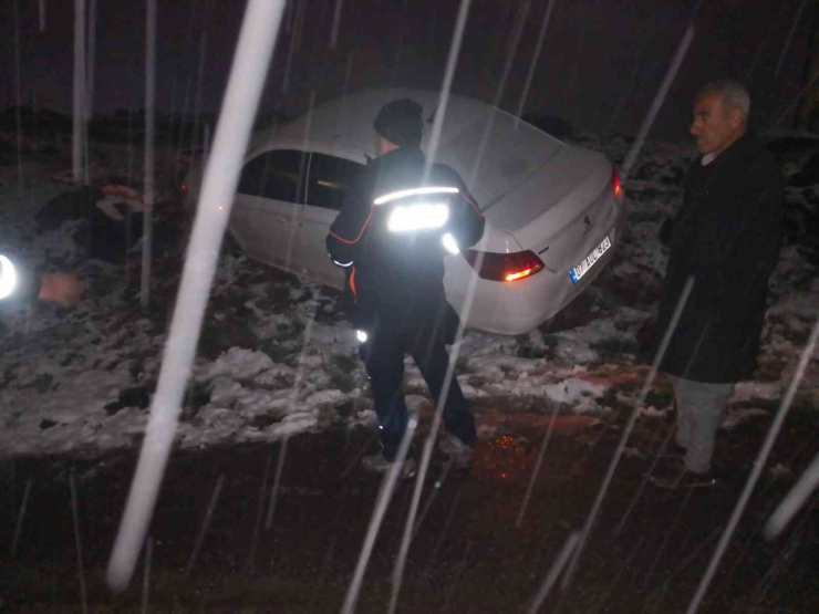 Yoğun Kar Yağışı Nedeniyle Kayarak Yol Dışına Çıkan Aracı Afad Kurtardı