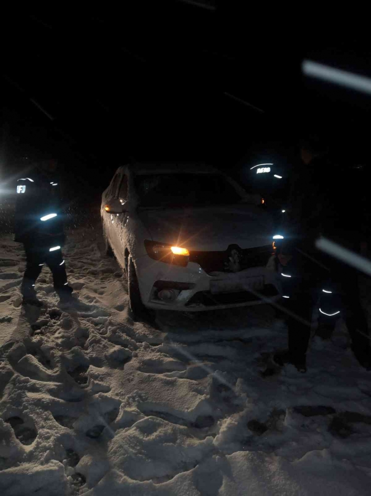 Yoğun Kar Yağışı Nedeniyle Kayarak Yol Dışına Çıkan Aracı Afad Kurtardı