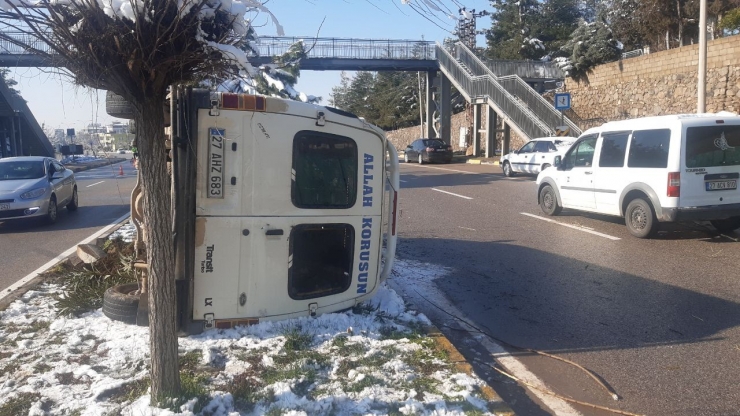 Yolcu Minibüsü Buzlanma Nedeniyle Devrildi: 3 Yaralı