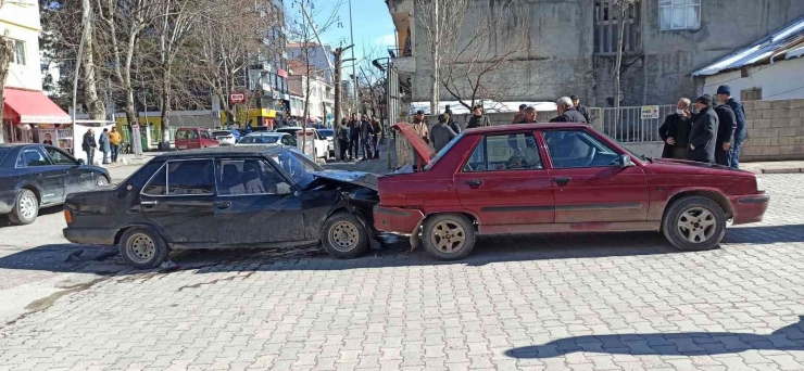 Gölbaşı’nda Otomobiller Çarpıştı