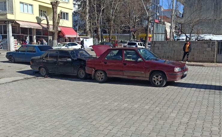 Gölbaşı’nda Otomobiller Çarpıştı