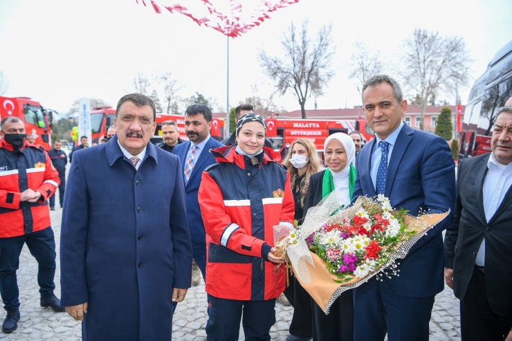 Bakan Özer, Malatya Büyükşehir Belediyesini Ziyaret Etti