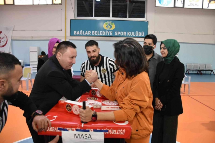 Diyarbakır’da Bilek Güreşinin Yıldızlarına Madalyaları Takdim Edildi