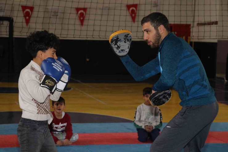 Karaköprü’de Çocuklara Kickboks Kursu