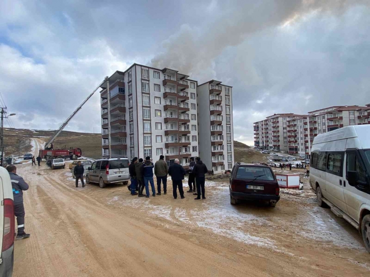 Besni’de Çatı Yangını Paniğe Neden Oldu