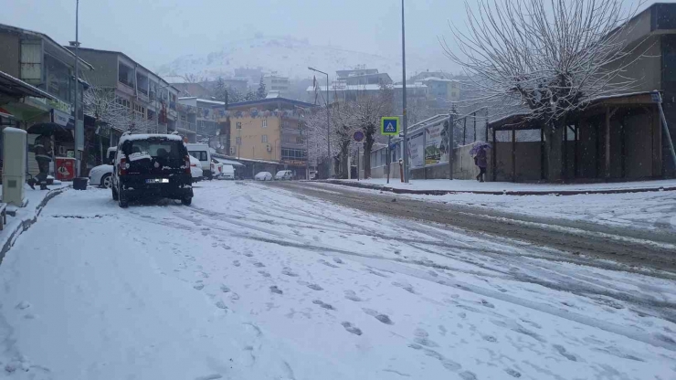 Kulp’ta Kar Yağışı Başladı, Okullar Tatil Edildi