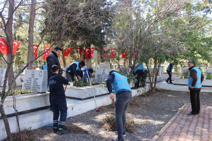 Denetimi Serbestlik Müdürlüğü Personeli Şehitlikte Temizlik Yaptı