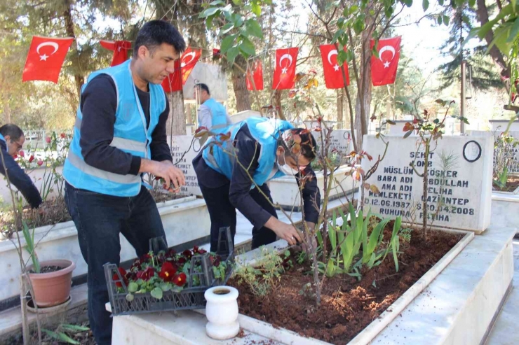 Denetimi Serbestlik Müdürlüğü Personeli Şehitlikte Temizlik Yaptı