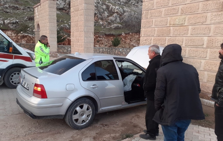 Duvara Çarpan Otomobildeki 2 Kişi Yaralandı