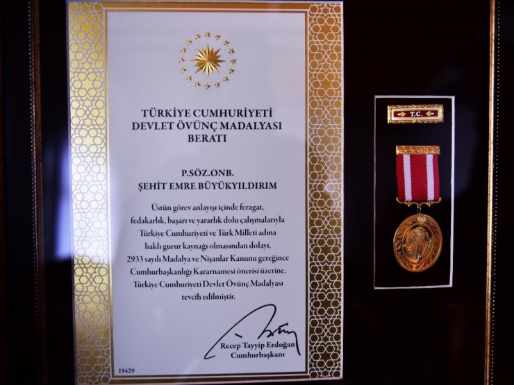 Şehit Babasına Evinde Devlet Övünç Madalyası Ve Beratı