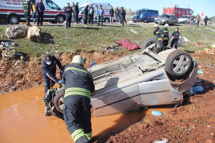 Virajı Alamayan Araç Şarampole Uçtu: 1 Ölü, 4 Yaralı