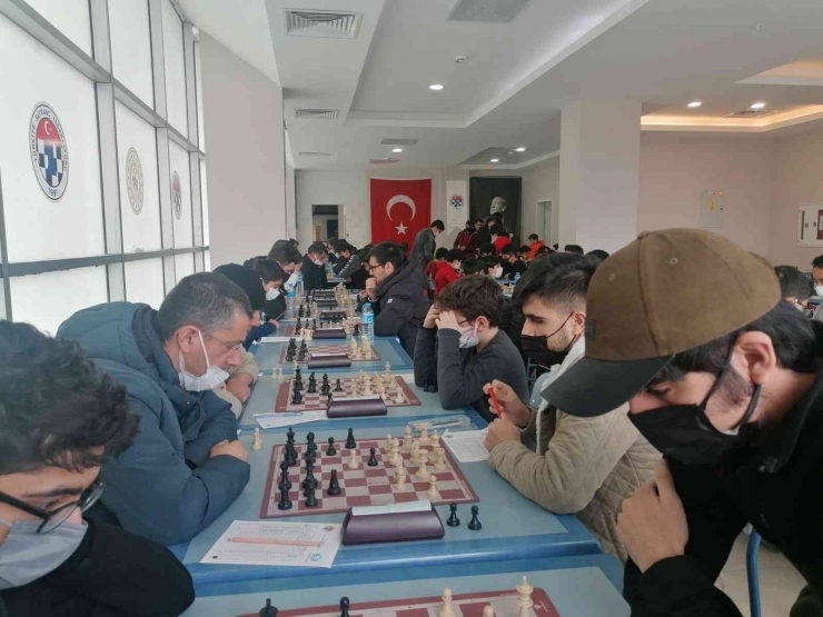 Ataları İçin Satrançta Kafa Yordular