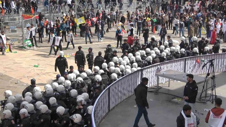 Diyarbakır’daki Nevruz Etkinliklerinde Polise Saldıran 298 Kişi Gözaltına Alındı