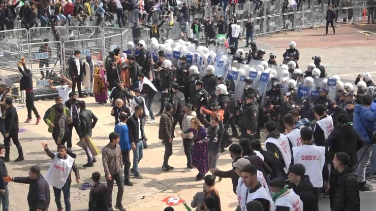 Diyarbakır’daki Nevruz Etkinliklerinde Polise Saldıran 298 Kişi Gözaltına Alındı