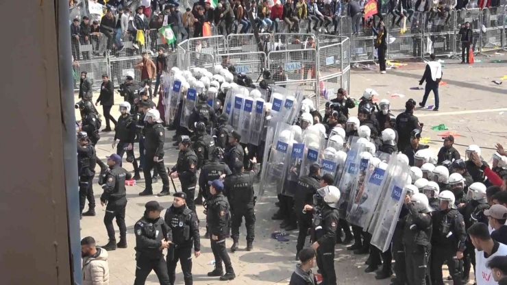 Diyarbakır’daki Nevruz Etkinliklerinde Polise Saldıran 298 Kişi Gözaltına Alındı