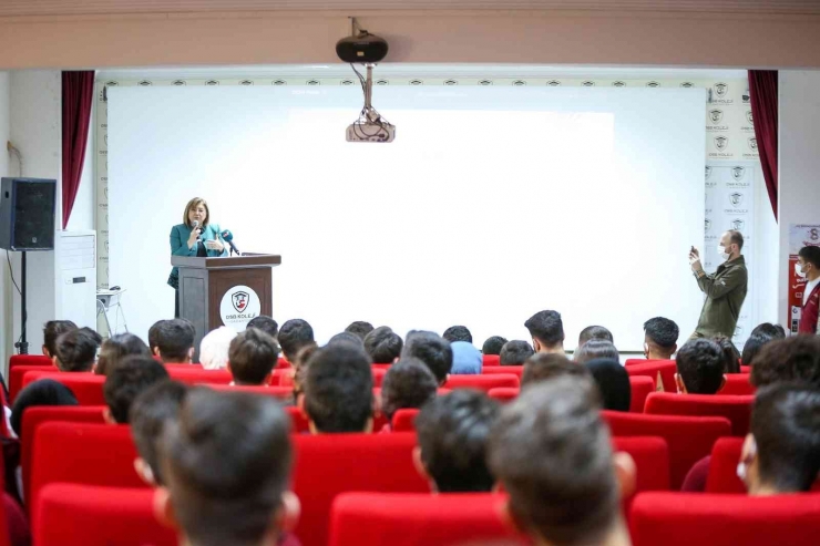 Gaziantep’te Kitap Okuyan Gençler Ödüllendiriyor