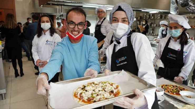 Hkü’nün Şef Adayları "özel Şefler" İle Pizza Yaptı