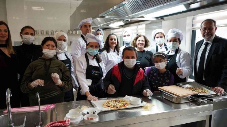 Hkü’nün Şef Adayları "özel Şefler" İle Pizza Yaptı