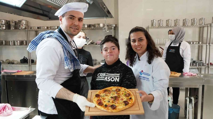 Hkü’nün Şef Adayları "özel Şefler" İle Pizza Yaptı