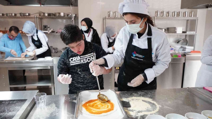 Hkü’nün Şef Adayları "özel Şefler" İle Pizza Yaptı