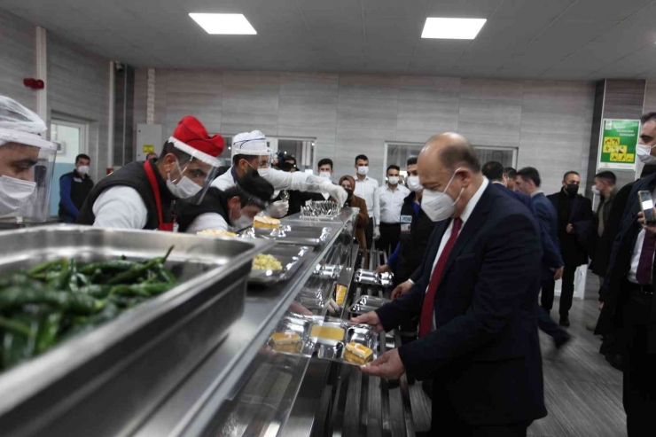 Bakan Bilgin İşçilerle Yemek Sırasına Girdi