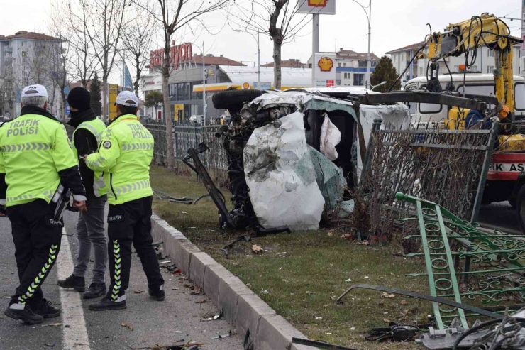 Refüje Çarpan Otomobil Demir Korkulukları Yerinden Söktü: 1’i Ağır 3 Yaralı