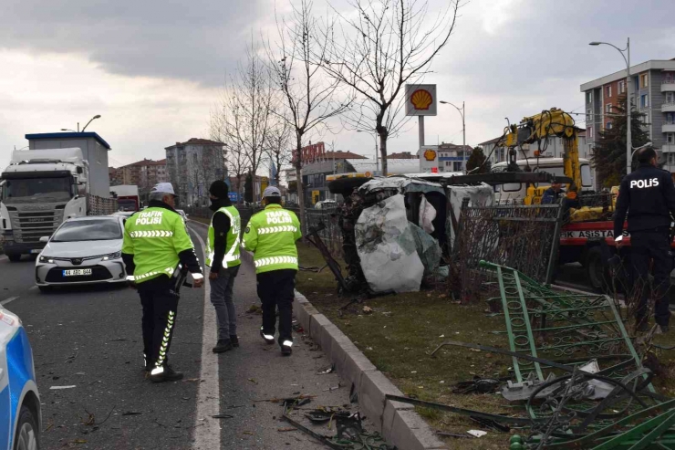 Refüje Çarpan Otomobil Demir Korkulukları Yerinden Söktü: 1’i Ağır 3 Yaralı