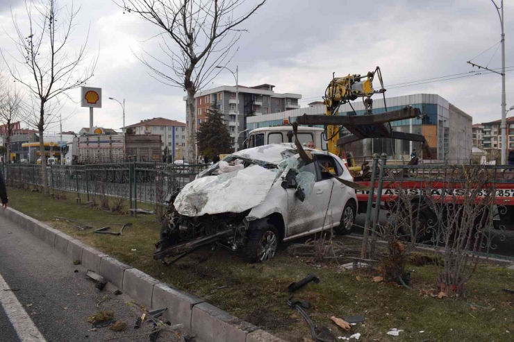 Refüje Çarpan Otomobil Demir Korkulukları Yerinden Söktü: 1’i Ağır 3 Yaralı