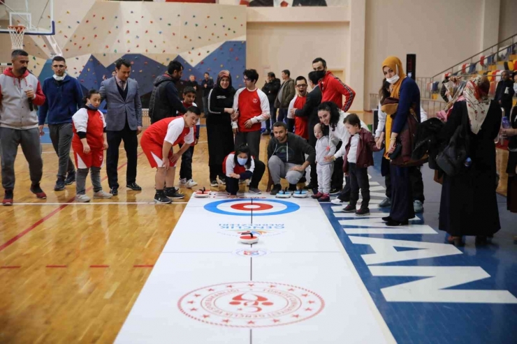 Down Sendromlu Çocuklar Sporla Eğlendi