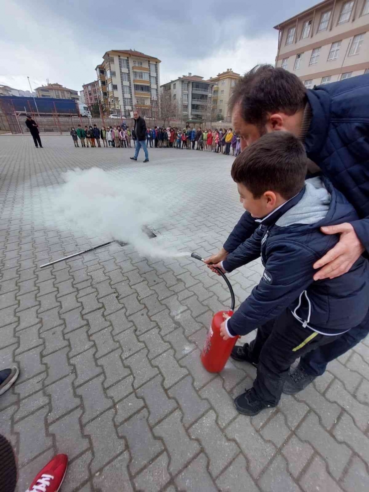 İlkokul Öğrencilerine Yangın Tatbikatı