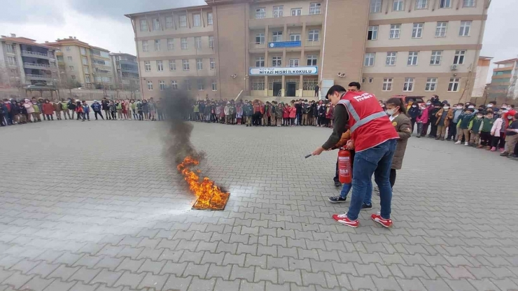 İlkokul Öğrencilerine Yangın Tatbikatı