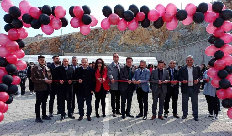 Öğrenciler Projelerini Bilim Fuarında Sergiledi