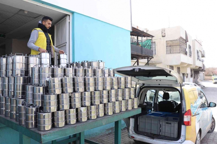 Haliliye’de 712 Hanenin Sofrasına Sıcak Yemek Ulaştırılıyor