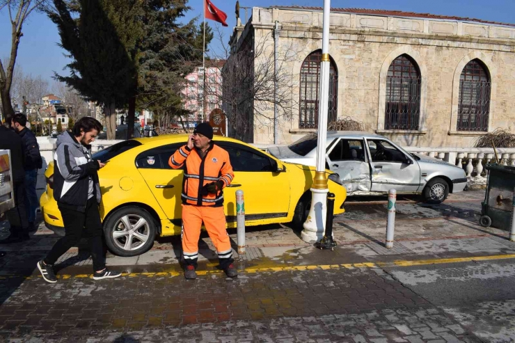 İki Otomobilin Çarpıştığı Kaza Ucuz Atlatıldı