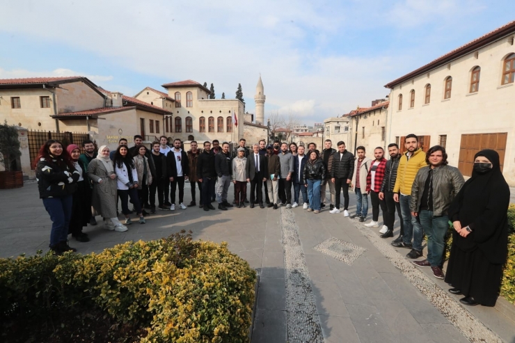 Üniversite Öğrencileriyle Birlikte Yıkım Çalışmalarını İnceledi