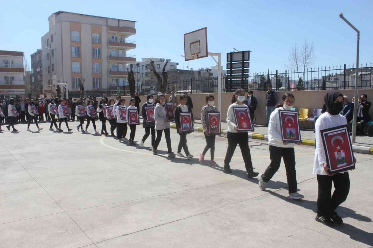 Şehitlerin Fotoğraflarını Taşıdılar