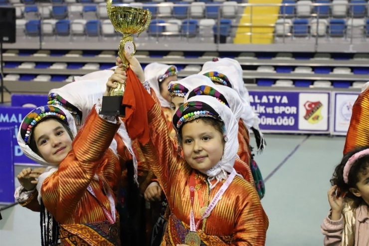 Halk Oyunlarında Birincilik İçin Ritim Tuttular