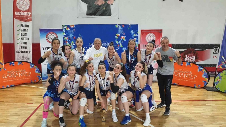 Gaziantep Kolej Vakfı’nın Sultanları Voleybolda Namağlup Şampiyon