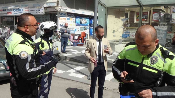 Alkollü Olduğu Şüphesiyle Durdurulan Sürücü Polise Zor Anlar Yaşattı