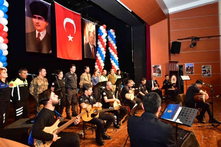 Polis Korosu Bu Kez Protokole Konser Verdi