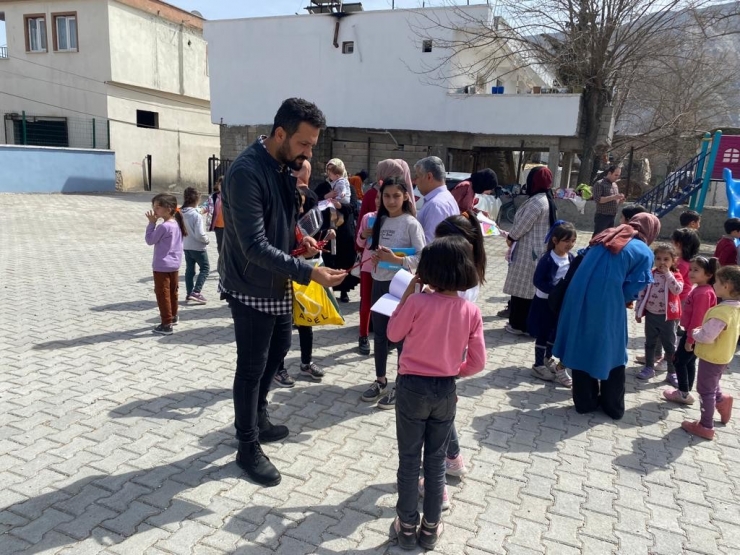 Üniversite Öğrencileri Köy Okulunda Kütüphane Açtı